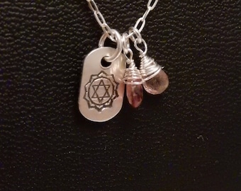 Collar con dije de chakra del corazón estampado a mano con turmalina rosa