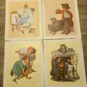 Könnte beinhalten: Vier Vintage-Kunstdrucke mit Illustrationen. Einer zeigt einen Maler bei der Arbeit, ein anderer einen Jungen mit einem Hund, ein dritter Kinder, die Murmeln spielen, und der letzte eine Familienszene am Kamin.