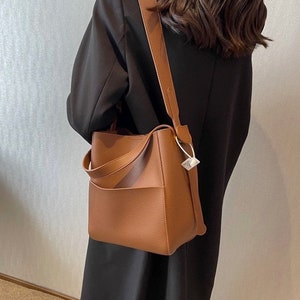 Brown Messenger Bag, Woman Simple Fashion Large Bucket Bag, Woman Crossbody Bags, Bucket Bag, Bucket Leather Bag, PU Leather Bucket bag.