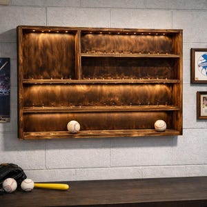Vitrine artesanal para anel e bola de beisebol, artigos esportivos para colecionadores.