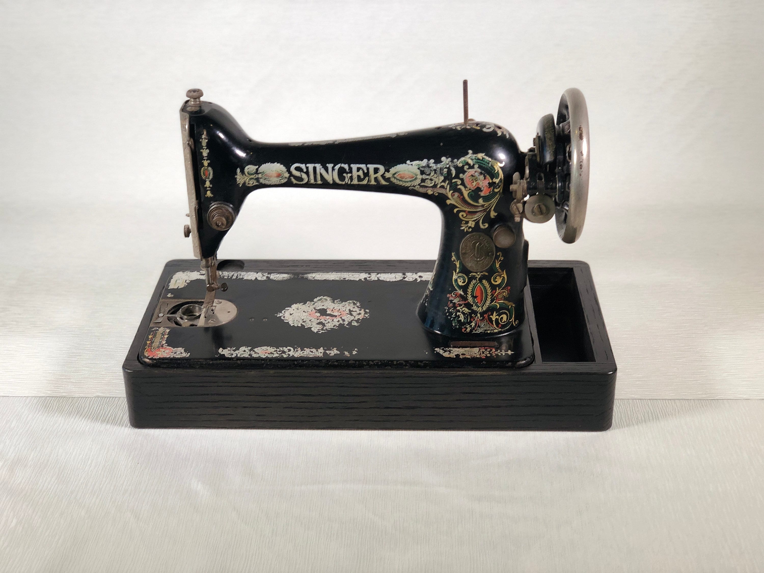 Singer Sewing Machine Lot Of Feet / Attachments For 99k In Green Card Box -  Lot K35