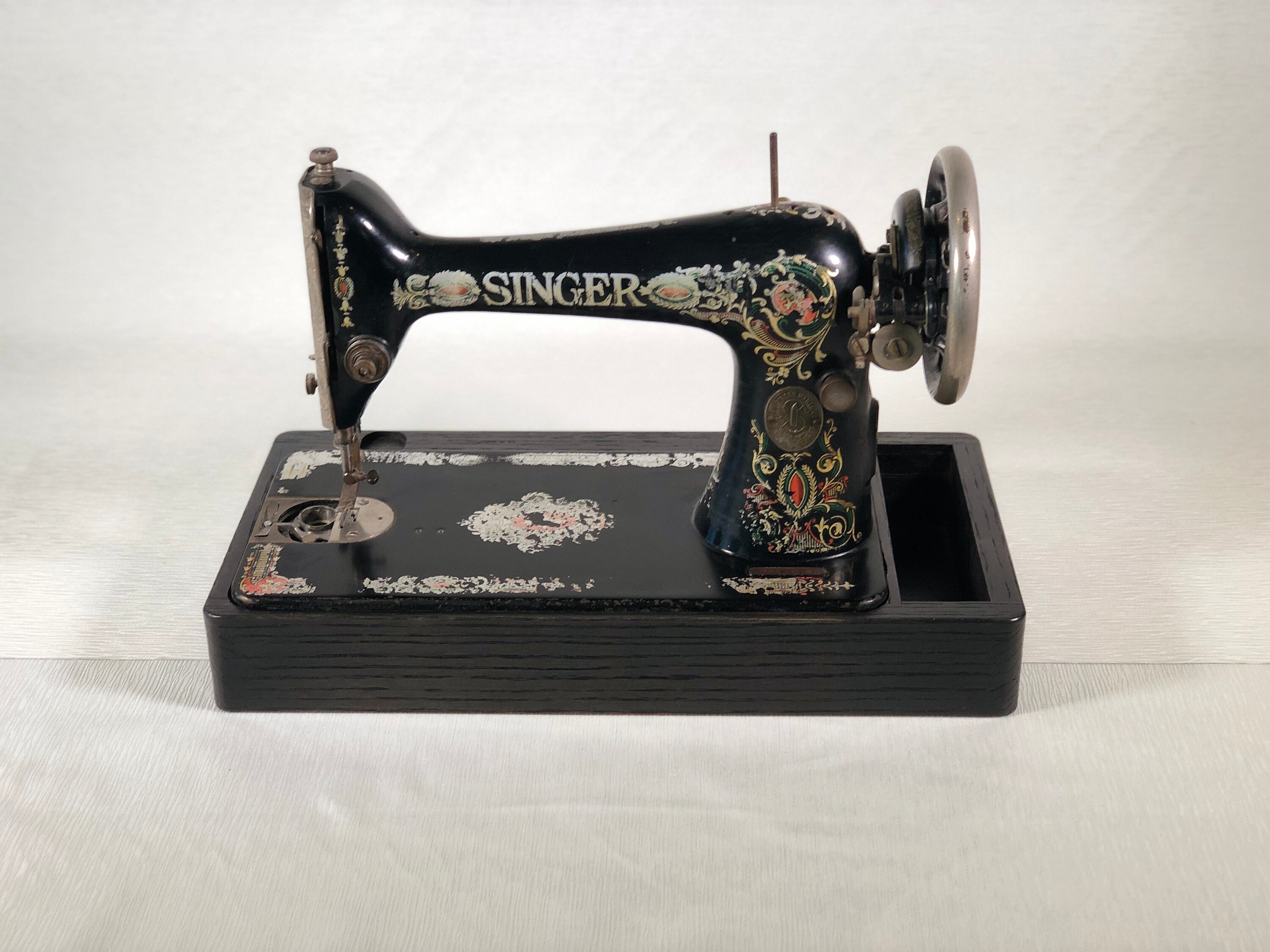 Vintage 1941 Model 128 Singer Portable Electric Sewing Machine Case AK199147