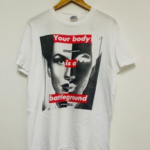 Camiseta vintage Barbara Kruger dos anos 90 &quot;YourBody is Battleground Fotofolio Artwork&quot; / Rara / Pop Art / Streetwear / Branca / M