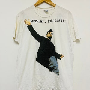 Puede incluir: Camiseta blanca con una imagen en blanco y negro de Morrissey, el cantante, con el texto "MORRISSEY "KILL UNCLE""