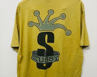 Camiseta vintage Stussy "Crown Clown Americna Modern Streetwear de los años 90 / Etiqueta negra / Skate Surf / Hecha en EE. UU. / Rara / Amarillo arena / L