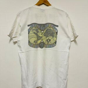 Vintage 90er Jahre T-Shirt mit Weltkarte von Banana Republik / Rare / Outdoor / Camping / Streetwear / Skate Surf / Weiß / S