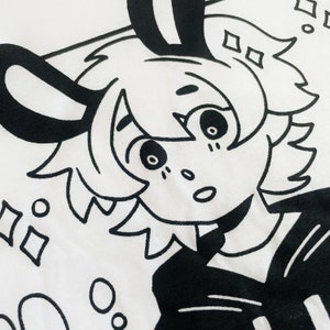 Puede incluir: Ilustraci&oacute;n en blanco y negro de una persona con el pelo corto y puntiagudo que lleva una camisa a rayas blancas y negras y orejas de conejo. La persona tiene una expresi&oacute;n de sorpresa en su rostro.