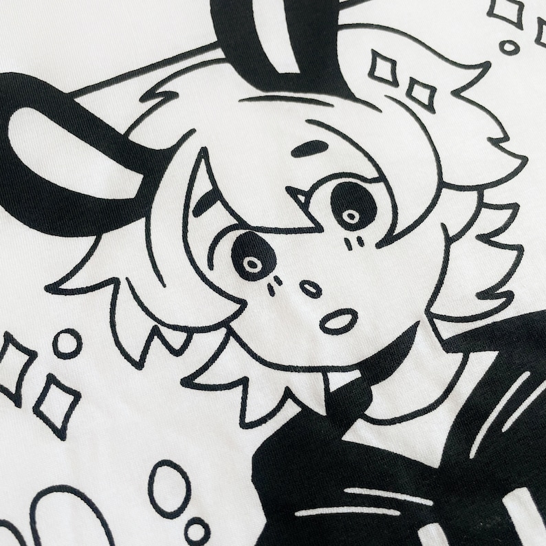 Puede incluir: Ilustraci&oacute;n en blanco y negro de una persona con el pelo corto y puntiagudo que lleva una camisa a rayas blancas y negras y orejas de conejo. La persona tiene una expresi&oacute;n de sorpresa en su rostro.