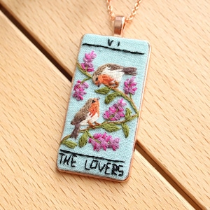 De liefhebbers geborduurde tarotkaart, grote Acana Tarot borduurwerk, Robin ketting borduurwerk, geborduurde hanger ketting, esoterische sieraden