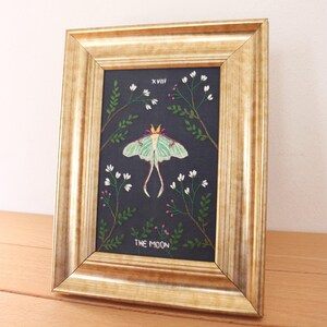 Carta de Tarô da Lua Arte Bordada, Moldura Bordada à Mão, Pintura em Miniatura Bordada, Mariposa Luna com bordado de flores
