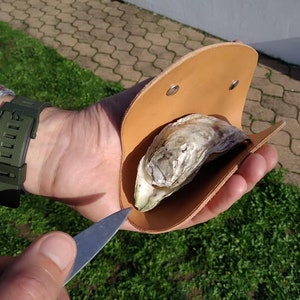 Protector de mano de cuero para abrir ostras. imagen 1