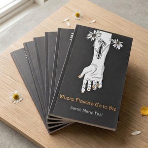 Może przedstawiać: Stos książek zatytułowanych "Where Flowers Go to Die" autorstwa Sarah Marie Fasi. Okładki książek są ciemnoszare z ilustracją dłoni i stokrotek. Książki leżą na drewnianej powierzchni z rozrzuconymi płatkami kwiat&oacute;w.