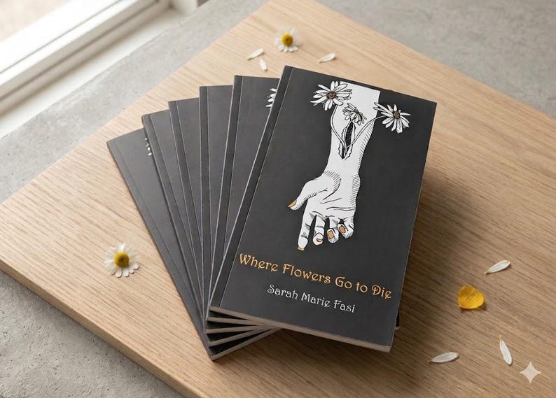 Może przedstawiać: Stos książek zatytułowanych "Where Flowers Go to Die" autorstwa Sarah Marie Fasi. Okładki książek są ciemnoszare z ilustracją dłoni i stokrotek. Książki leżą na drewnianej powierzchni z rozrzuconymi płatkami kwiat&oacute;w.