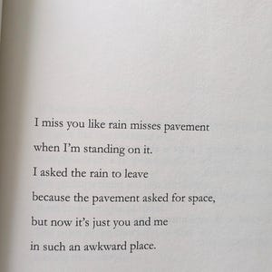 Może przedstawiać: Otwarta strona książki z tytułem "Where Flowers Go to Die". Na stronie znajduje się wiersz z wersami: "I miss you like rain misses pavement...in such an awkward place."