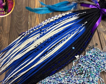 Extensiones de rastas de lana: negro, azul y blanco con detalles envolventes, look de Alice Dreads