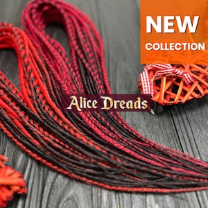 Könnte beinhalten: Rote und schwarze Ombre-Synthetik-Dreadlocks, auch bekannt als Faux Locs, mit einem schwarz-roten Karomuster. Die Dreadlocks liegen auf einer Holzoberfläche. Der Text "Alice Dreads" ist im Bild sichtbar.