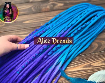 Rastas de lana ombré: de azul agua a morado, con detalles envolventes