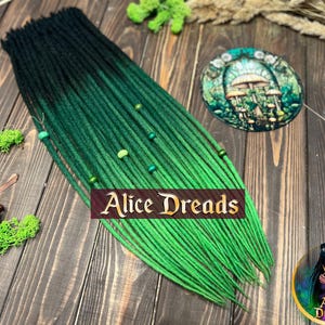 Rastas de lana de color negro a verde a verde claro, ombré, rastas dobles de una sola punta con acentos DE, estilo de mechones de lana