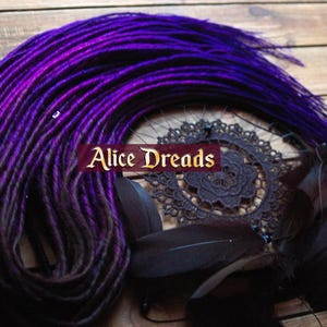 Dunne synthetische ombre-dreads, zwarte tot paarse tot donkerblauwe dunne strengen, levendige hair extensions