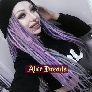Conjunto de extensiones de cabello de cabeza completa de rastas sintéticas de doble punta de aspecto natural, color gris y morado lavanda y largas, de color gris