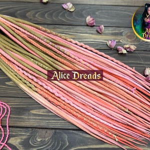 Treccine di lana con effetto ombré color pesca "Peach fuzz": da biondo a fragola, trecce boho
