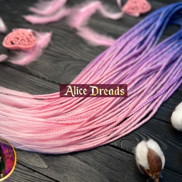 Dreadlocks sintetici Ombre "Bubble Gum": extension intrecciate blu azzurro e rosa chiaro.