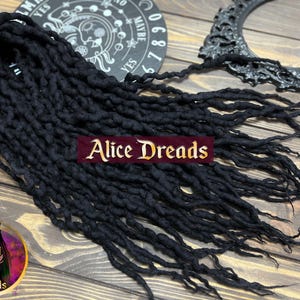 Dreads noires en laine bouclée. Dreadlocks doubles ou simples « Black Wizard ». Boucles de laine. Serrures ondulées