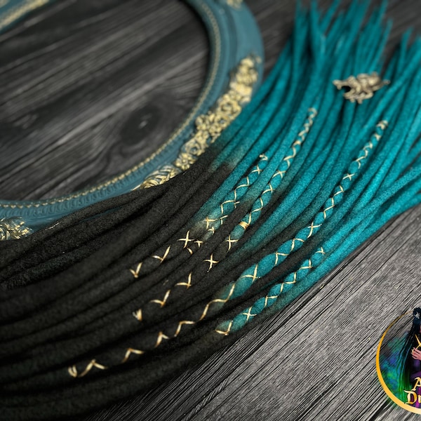 Woll-Dreadlocks „Midnight“, schwarze Ombre- bis dunkle Cyan-Dreadlocks mit goldumwickelten Akzenten