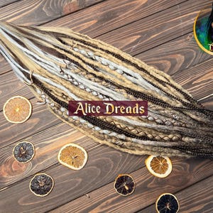 Dreadlockverlängerungen Gehäkelte synthetische Dreads Dunkelbraun und Ombre Silbergrau honigblond mit braunen Zöpfen und gewickelten Akzenten