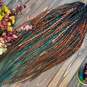 Rastas sintéticas hechas a crochet: degradado de negro a verde esmeralda y marrón terracota.