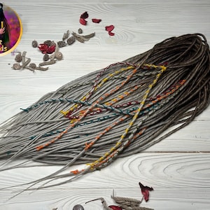 Puede incluir: Un juego de tres tazas de cerámica con un acabado moteado y mate. Las tazas son de color crema, gris claro y gris oscuro. Cada taza tiene un diseño simple y minimalista.