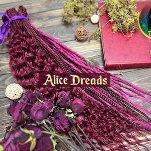Magenta gehaakte synthetische dubbele of enkelvoudige dreadlocks met bordeauxrode krullende dreadlocks accentueren aangepaste lokken heldere levendige haarkrullen