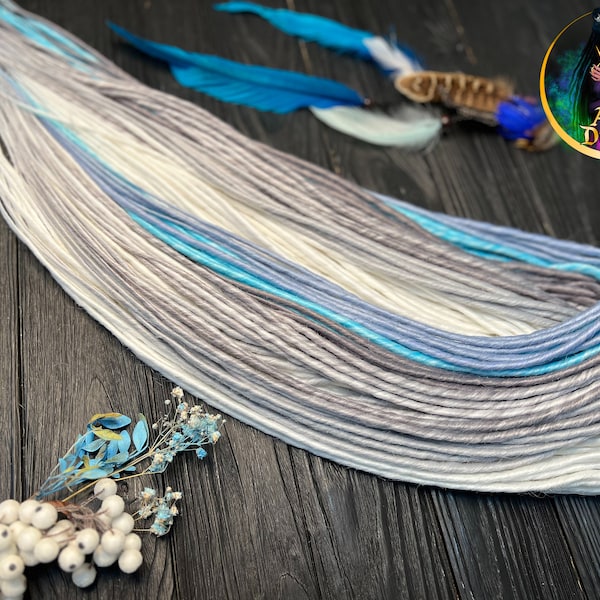 Set aus dünnen synthetischen Dreads in den Haarverlängerungen „Winterwind“ in den Farben Weiß, Blau, Grau, Grau, Silber und Pastell