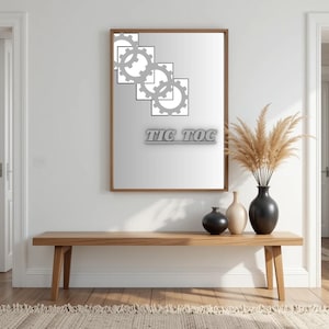 Puede incluir: Un cuadro enmarcado con una superficie de espejo, el texto "TIC TOC" y un diseño de engranajes entrelazados. La obra de arte cuelga sobre un banco de madera con jarrones decorativos y un jarrón alto con plantas secas.