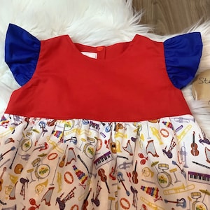 Vestido de bebê tamanho 4, mangas esvoaçantes de algodão: estampa Wiggles