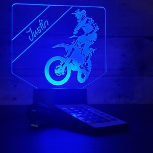 Luce Notturna 3D LED Moto Cross &ndash; 7 Colori, Telecomando E Touch, Batteria/USB &ndash; Kustombox