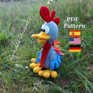 Puede incluir: Patrón de crochet para un gallo gris con cresta roja, pico amarillo y cola arcoíris. El patrón está disponible en español, inglés y alemán. Patrón PDF.