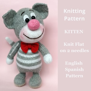 Puede incluir: Un juguete de gatito tejido con cuerpo a rayas grises y blancas, orejas grises y una pajarita roja. El gatito tiene una nariz rosa y ojos negros. El texto a la derecha dice "Knitting Pattern KITTEN Knit Flat on 2 needles English Spanish Pattern."