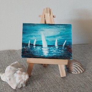 Yacht nell'oceano ACEO dipinto su tela, Mini opera d'arte fatta a mano per la decorazione di scaffali di libri, regalo d'amore della sorella per il fratello