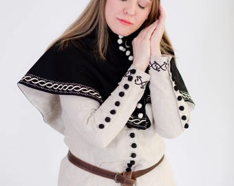 medieval woman dress, linen dress, handmade buttons, historical costumes, medieval embroidered dress