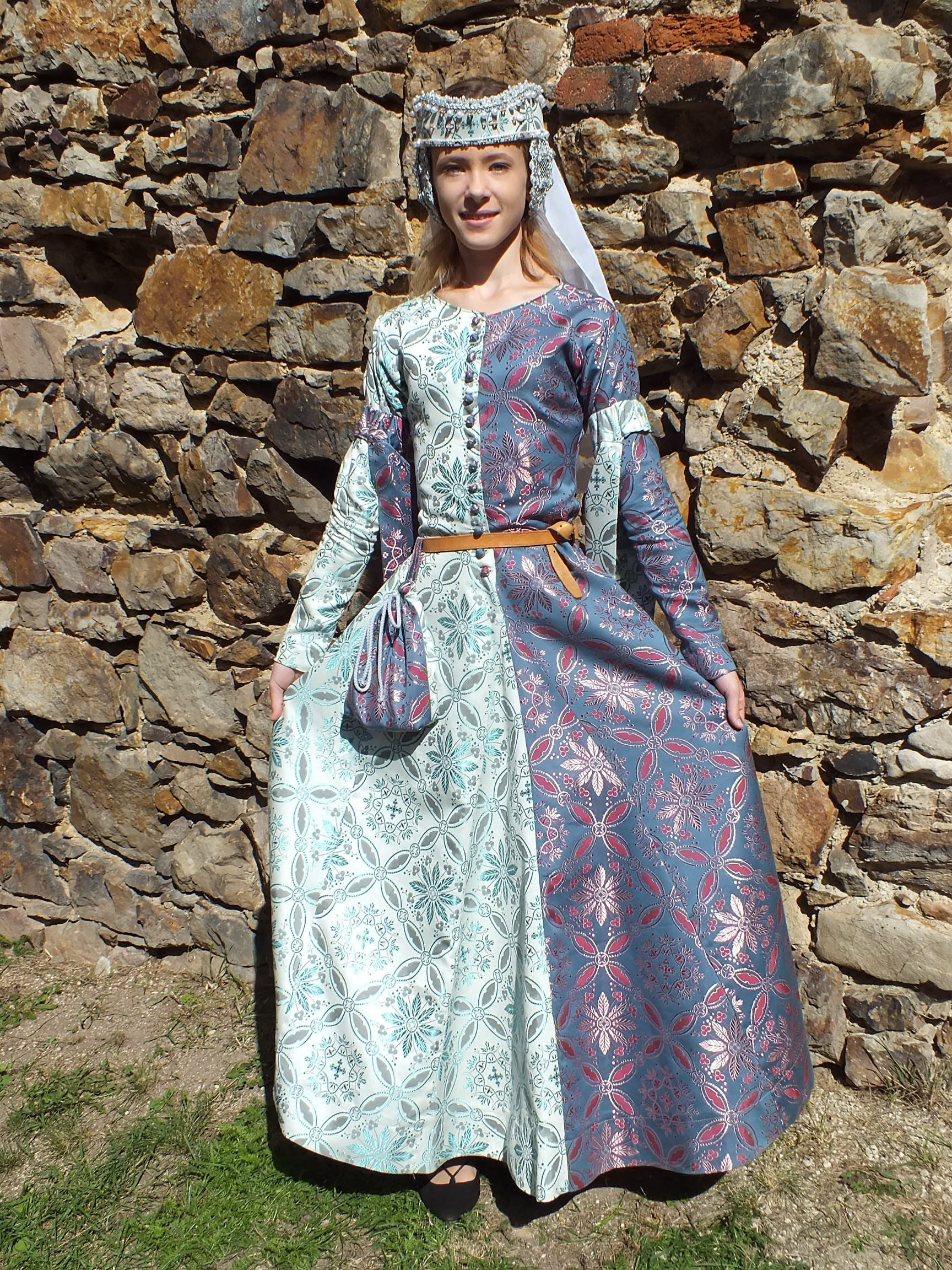 Vestido medieval mujer  Medieval fashion, Historical dresses