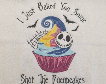 Haftowany ręcznik kuchenny na Halloween: zabawna dekoracja babeczki