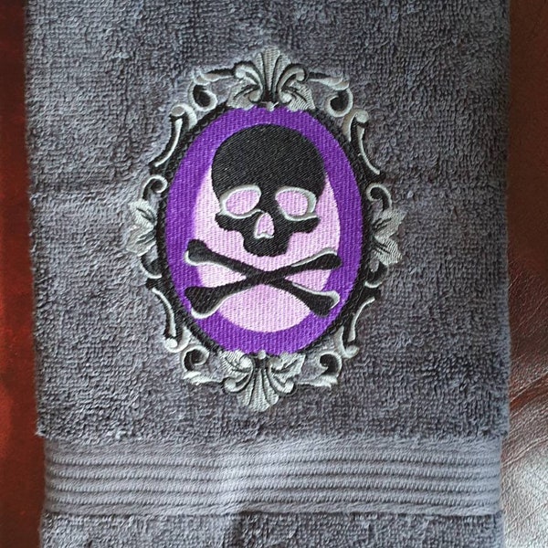 Broderie de crâne, serviette à main, gothique, halloween brodé, décor de salle de bain, salle de bain goth, serviette de crâne, décor gothique.