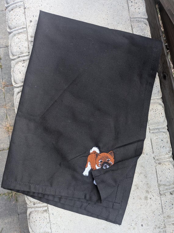 Akita Embroidered Tea Towel – Japanese Akita Kitchen Towel, Dog Lover Gift, Breed‑Specific Embroidery, Akita Home Décor