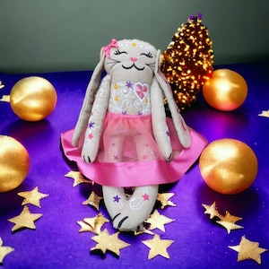 Coniglio ricamato personalizzato, coniglio giocattolo, bambola fatta a mano, coniglio giocattolo farcito, bambola di stoffa di lino, bambola coniglietto, coniglio ricamato,