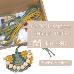 Könnte beinhalten: Ein DIY-Makramee-Set zum Herstellen eines Diffusors für ätherische Öle. Das Set enthält grünes und gelbes Garn, Holzperlen und einen Holzstab. Das fertige Produkt ist ein grüner und gelber Makramee-Diffusor mit Holzperlen. Das Set enthält auch einen Video-Link und den Text "Kit DIY Macrame Diffuseur Parfum Lien Video! Plusieurs coloris!"
