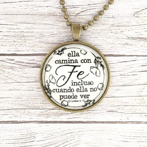 Ella Camina Con Fe Incluso Cuando Ella No Puede Ver 2 Corintios 5:7 Español Biblia Faith Scripture Pendant Bible Pendant colgante Necklace