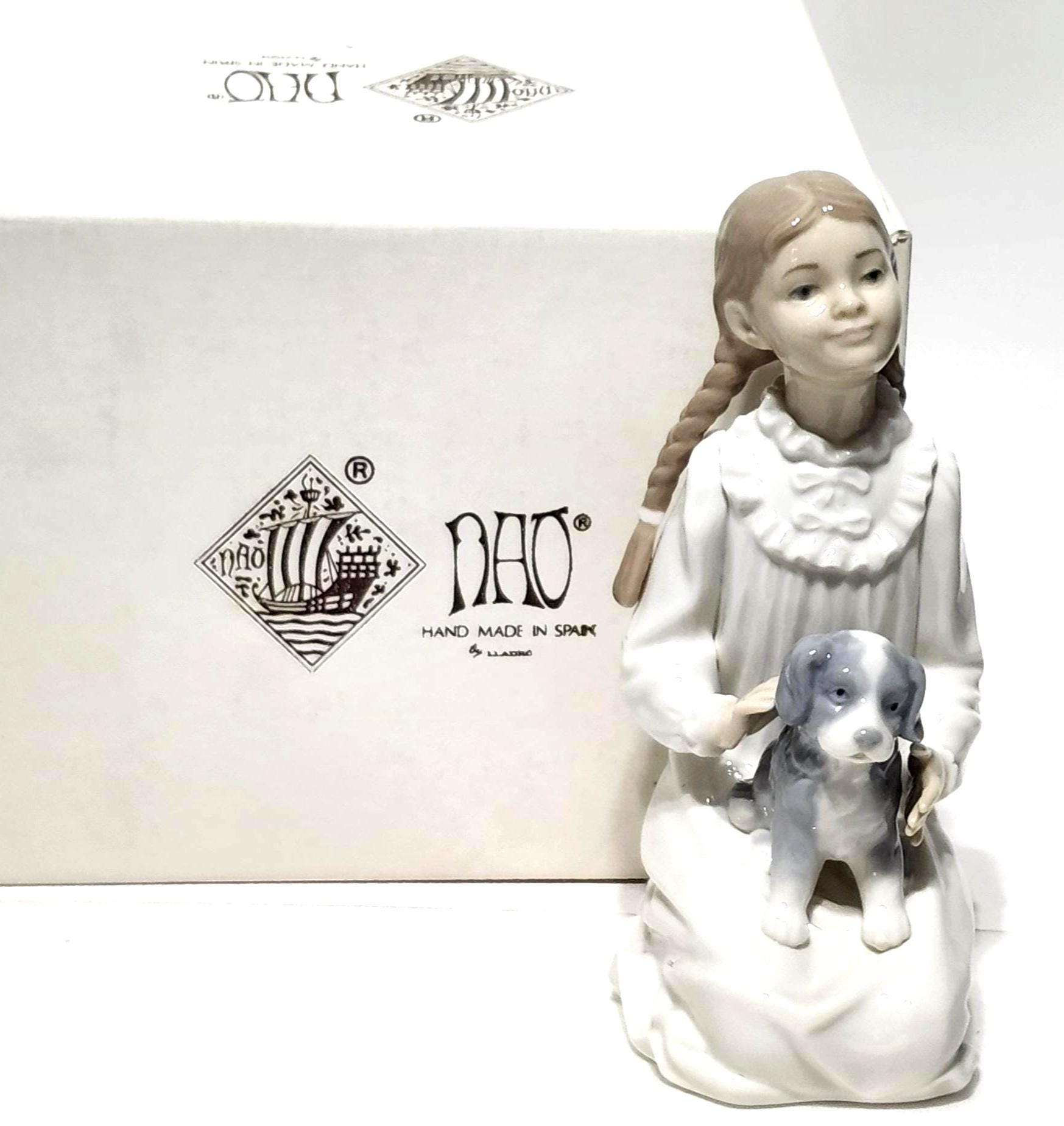 NAO by Lladro フィギュア：子犬を抱いた少女、ヴィンテージ