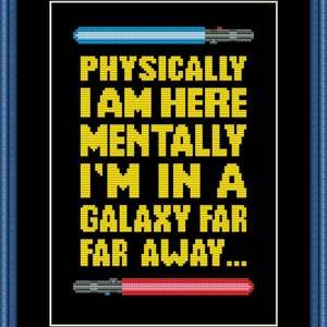 Puede incluir: Un diseño de punto de cruz negro y amarillo con el texto "Físicamente estoy aquí Mentalmente estoy en una galaxia muy, muy lejana..." con un sable de luz azul y un sable de luz rojo a cada lado del texto.