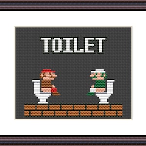 Puede incluir: Un patrón de punto de cruz con una imagen pixelada de dos personajes de videojuegos sentados en inodoros. El texto "TOILET" está por encima de los personajes. Los personajes están en una plataforma de ladrillos.